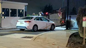 O mașină a intrat în poarta sediului FBI din Pittsburgh. Șoferul a aruncat un steag SUA peste gard