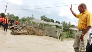 Băsescu merge la Dorneşti, Rotunda şi Săuceşti, unde au avut loc inundaţii