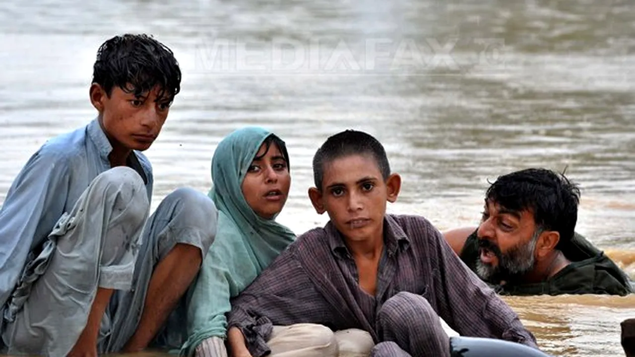 Bilanţul inundaţiilor din Pakistan depăşeşte 1.000 de morţi. Autorităţile au aununţat primele cazuri de holeră