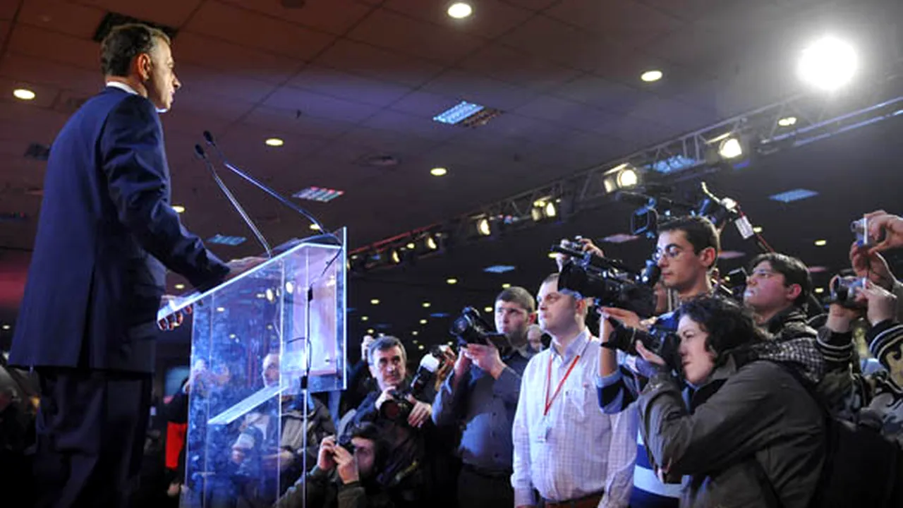 Discursul lui Geoană, primit cu fluierături izolate şi lozinci pro-Ponta