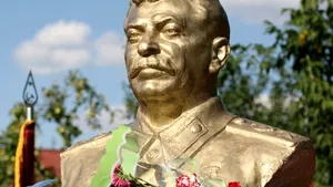 Statuie a lui Stalin, vandalizată în Georgia. Monumentul a fost acoperit cu vopsea la o zi după inaugurare