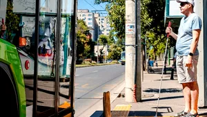 Proiect inovator pentru nevăzătorii din București: Un sistem inteligent a fost implementat în transportul public