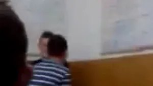 ISJ Gorj face anchetă după apariţia unor imagini cu elevi care se lovesc la îndemnul unui profesor