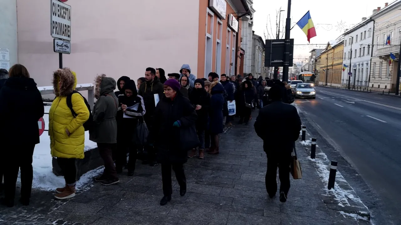 Coada umilinţei. Sute de clujeni au stat în faţa Primăriei, la -7°C, pentru a obţine locuri de parcare. VIDEO