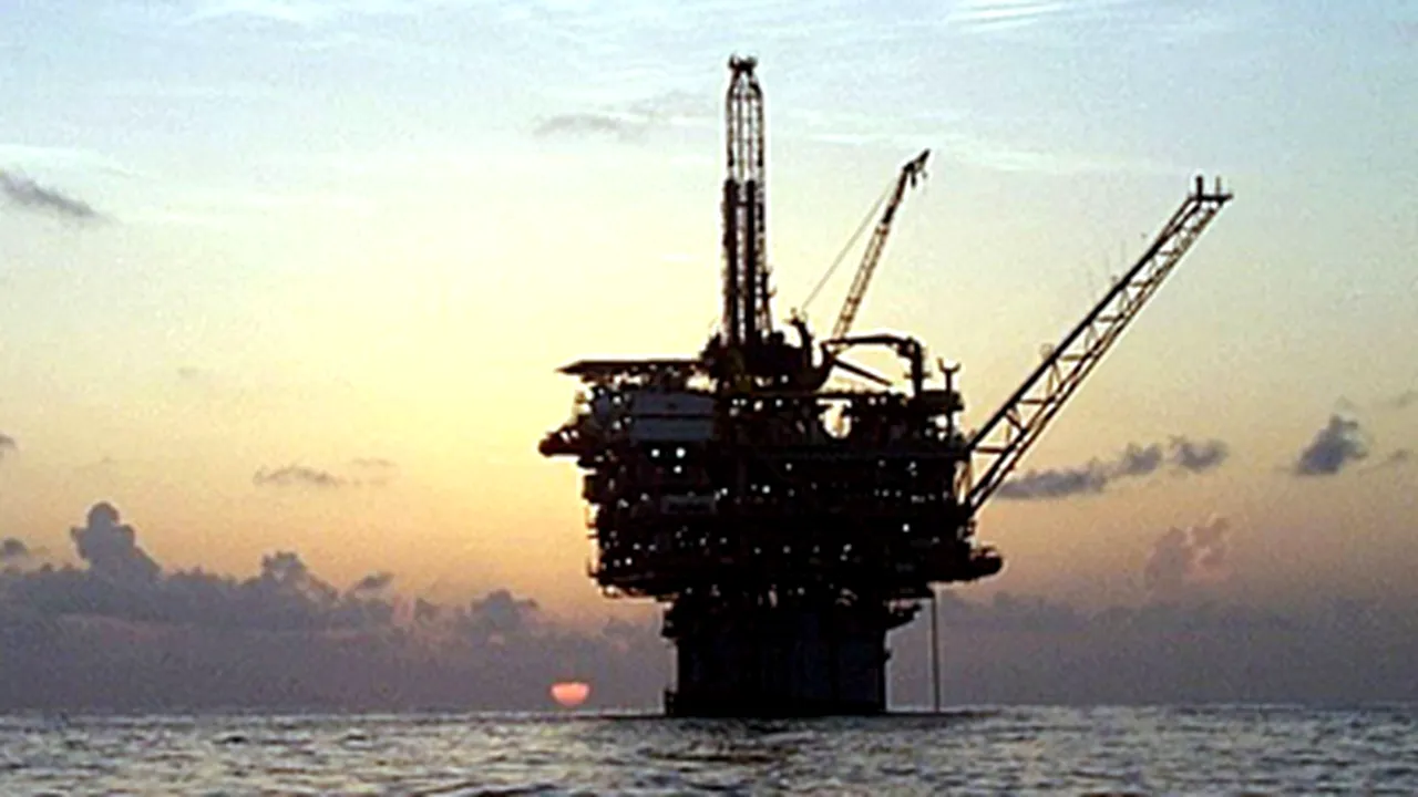 Bush ridică interdicţia privind exploatările petroliere marine în SUA