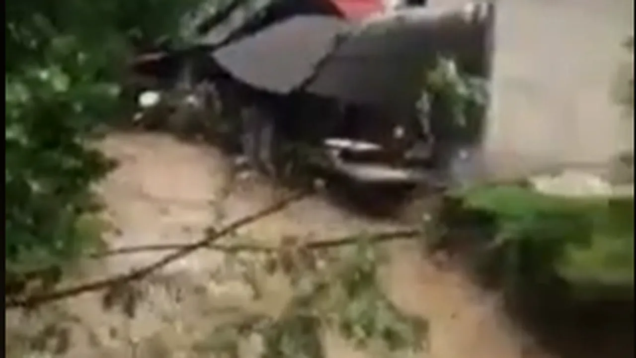 VIDEO Fenomene extreme în Marmureş/ 23 de judeţe din România sunt sub cod portocaliu de ploi 