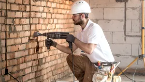 Cât de mult plătesc românii pentru servicii de construcţia şi întreţinerea casei? Care este cel mai solicitat serviciu STUDIU 