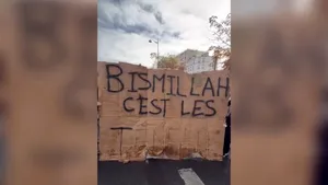 Un mesaj bizar a devenit simbolul protestelor din Europa. Povestea neașteptată din spatele expresiei