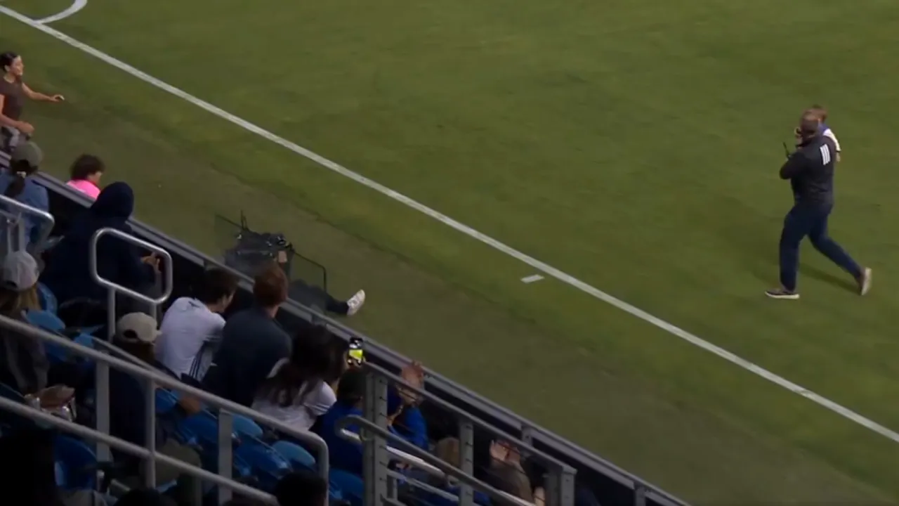 Imagini incredibile. Un bebeluș a intrat pe un teren de fotbal și a întrerupt un meci din campionatul american