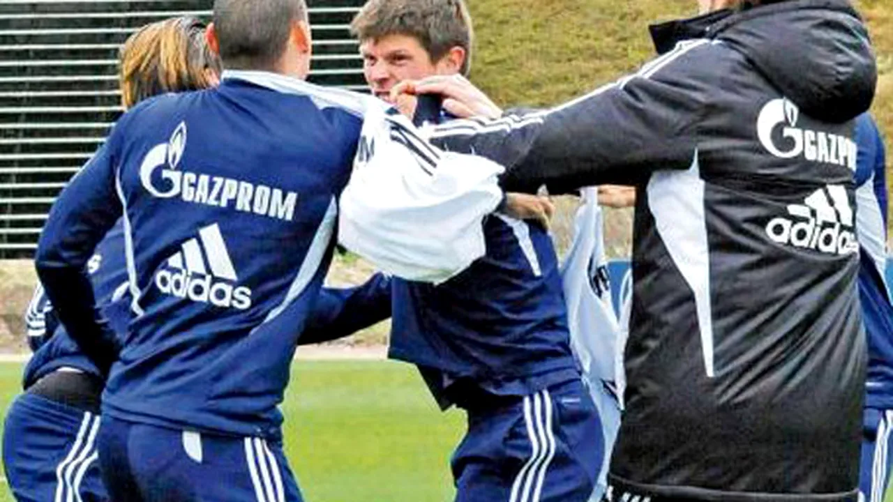 Jucătorii echipei Schalke 04, Huntelaar şi Jones, s-au luat la bătaie la antrenament - FOTO