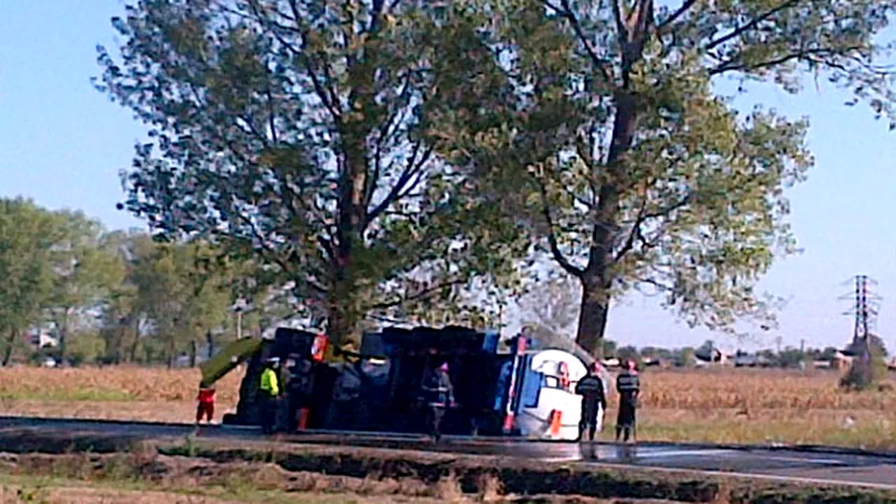 O cisternă încărcată cu motorină s-a răsturnat în judeţul Vrancea. Există risc de incendiu