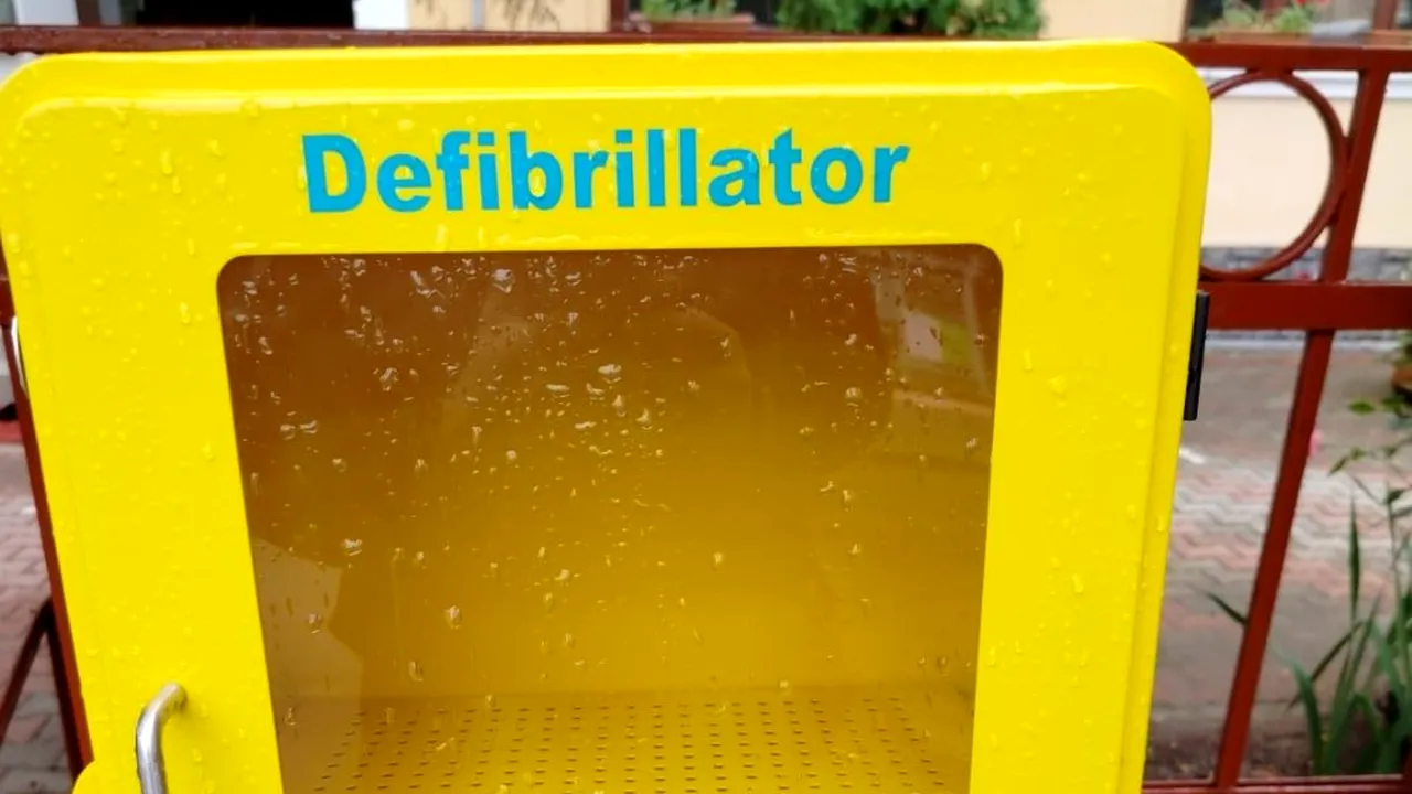 Un defibrilator gratuit amplasat în centrul Braşovului a fost furat. Doctor: Mă simt dezamăgit şi scârbit