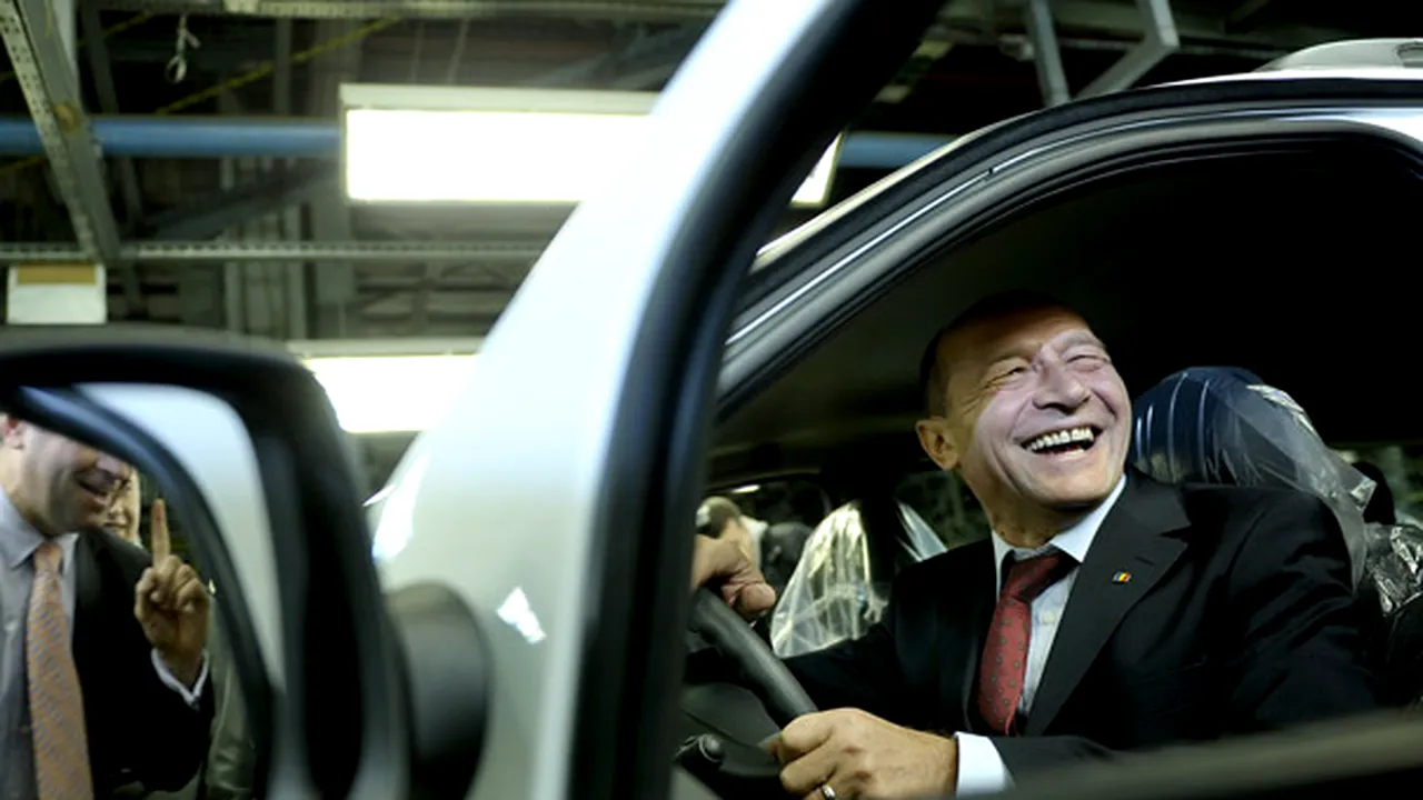 Băsescu va vizita joi uzina Dacia şi va primi o maşină Duster