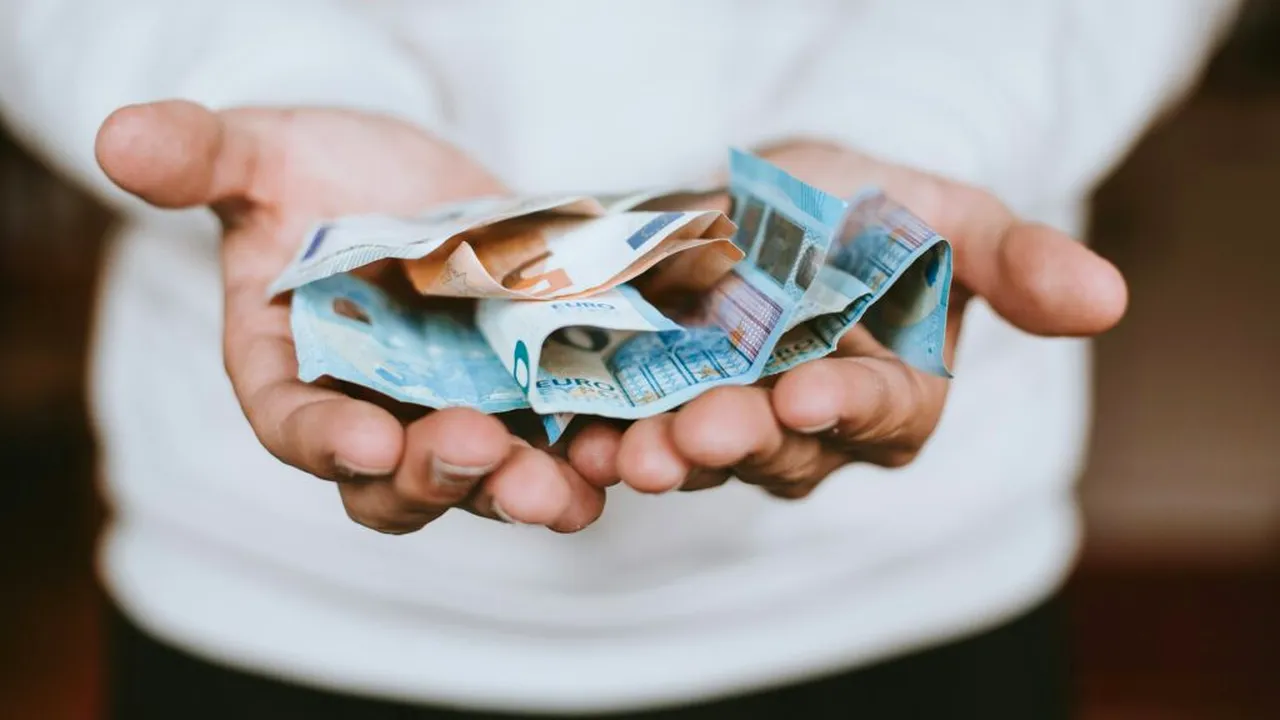 Banii trimiși în România, sub lupa ISEE. Noua regulă din Italia care poate afecta ajutoarele primite de unele familii
