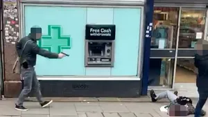 Momentul în care autorul atacului din Londra este eliminat de poliţie. „Doamnă, un terorist tocmai a fost împuşcat aici”. VIDEO