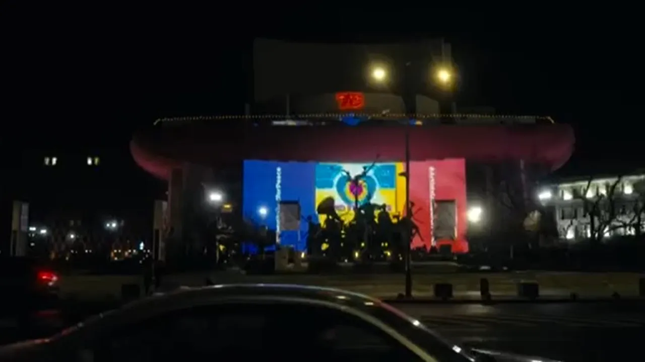 Drapelul Ucrainei şi imagini simbol pentru pace sunt proiectate pe faţada Teatrului I.L. Caragiale