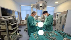 Bărbat cu o tumoră renală de peste 15 centimetri, operat cu succes la un spital din județul Bacău