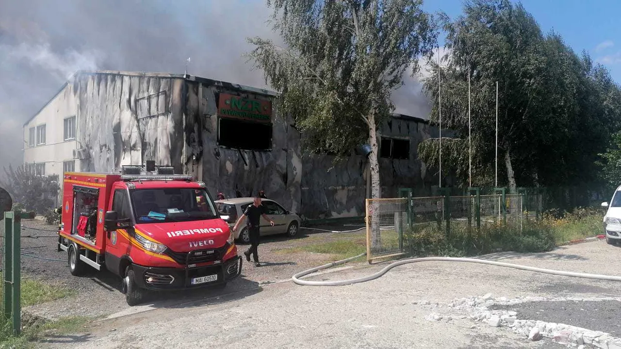 Incendiu la o fabrică de prelucrare a furnirului, în Brăila: un mort, 12 oameni evacuaţi. Circulaţia în zonă, oprită pe ambele sensuri
