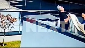 Imagini incredibile cu trei bărbați care reușesc să salveze un copil care cade în gol de la etajul 5