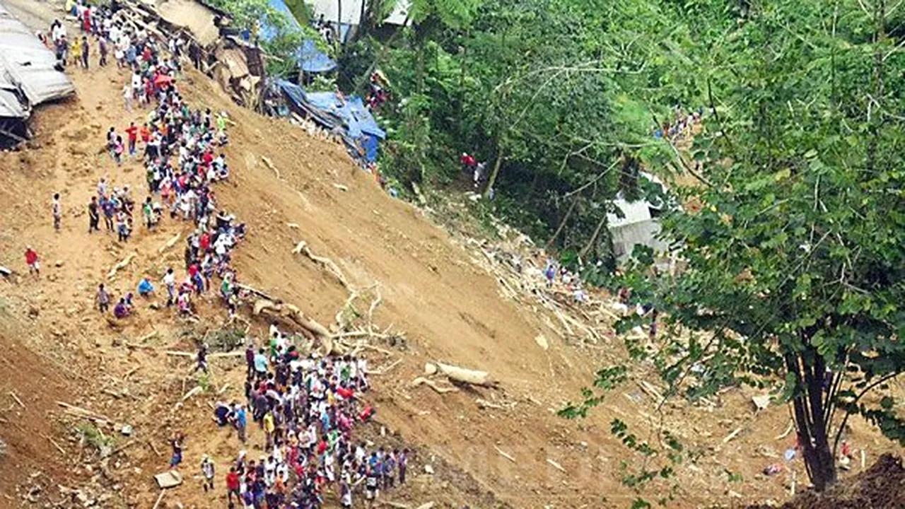 Cel puţin 25 de morţi şi 100 dispăruţi într-o alunecare de teren în Filipine - FOTO