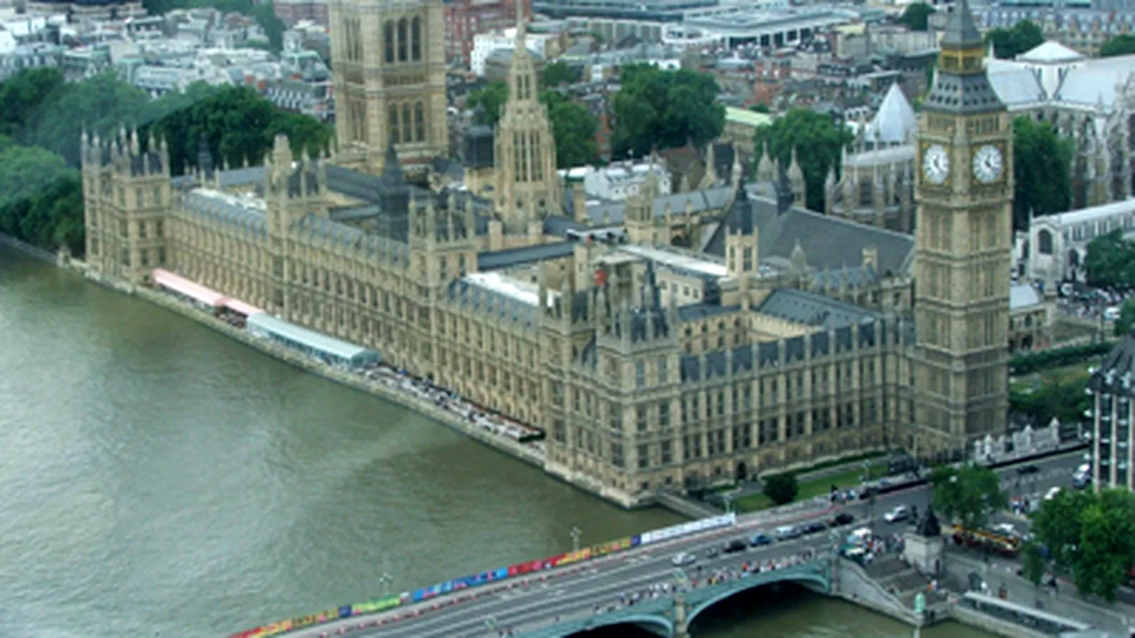 Un bărbat a încercat să-şi dea foc în faţa Parlamentului britanic