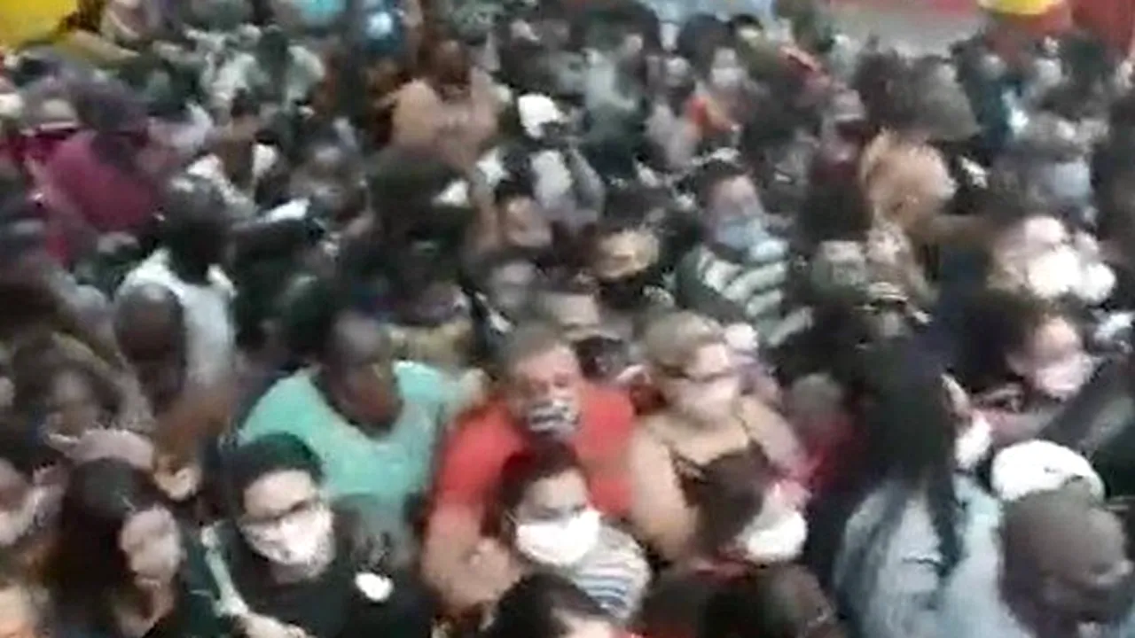 Imagini uluitoare. Mii de brazilieni au uitat de COVID şi s-au călcat în picioare la deschiderea unui magazin
