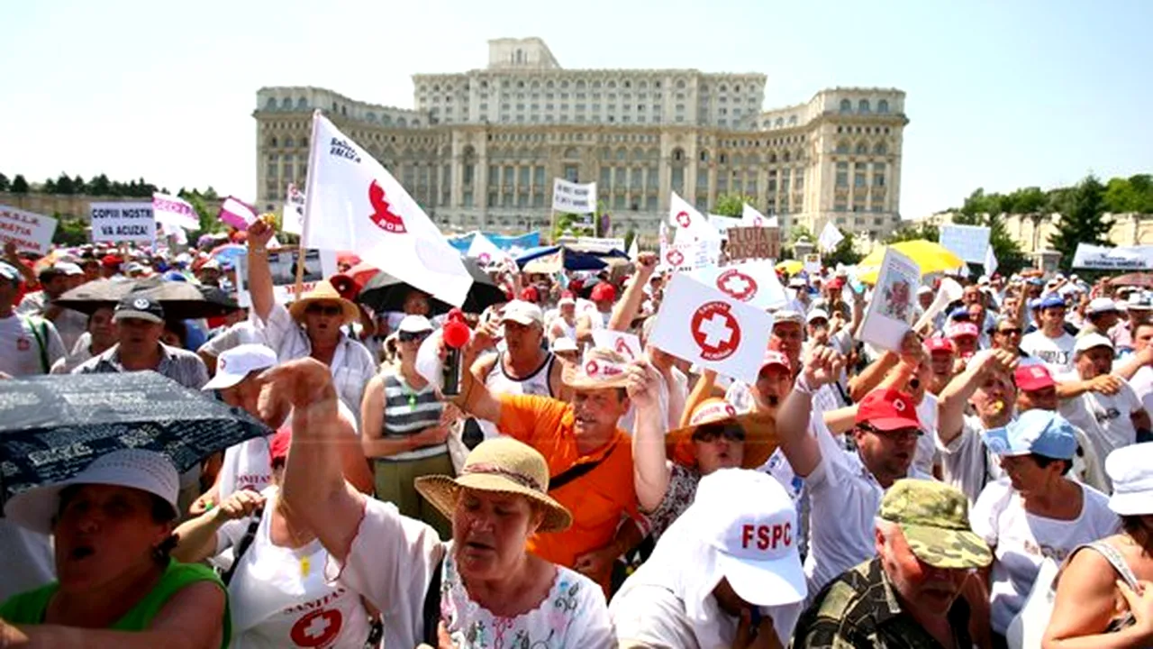 Miting cu accente violente împotriva puterii, în jurul Parlamentului, pe o arşiţă neobişnuită - VIDEO, GALERIE FOTO