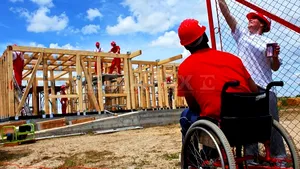 FOCUS: Campionii României au ajutat la construirea unei case destinate persoanelor cu dizabilităţi