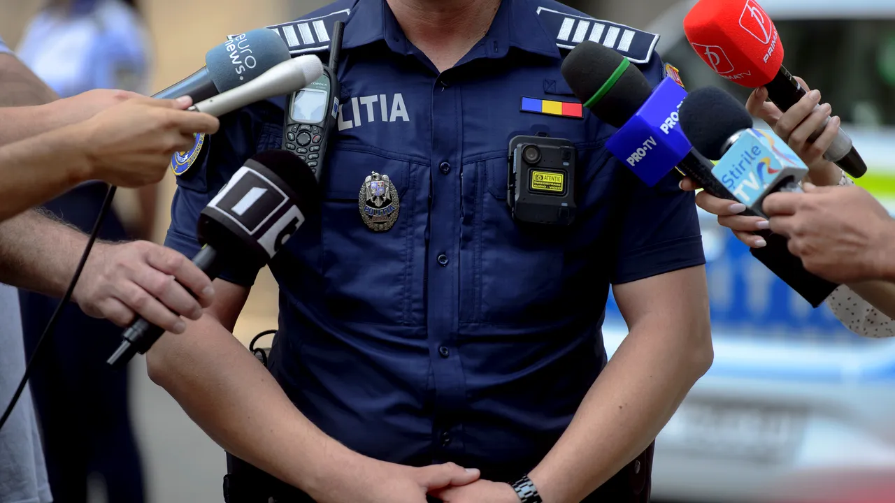 Tânăr îmbrăcat în uniformă de poliţist, prins când vindea cocaină în Braşov