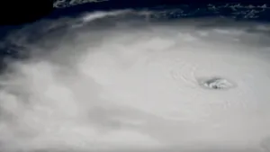 Stare de urgenţă | Uraganul Irma a lovit Insulele Caraibe, unde viteza vântului a atins 297 km/h şi a produs 