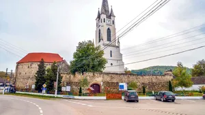 ”Turnul Slăninilor”, locul în care oamenii dintr-un sat îşi păstrează preparatele din porc