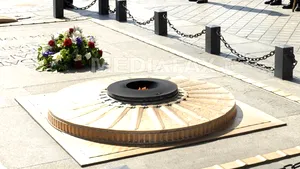 Bărbat în stare de ebrietate a vrut să stingă flacăra la Monumentul Soldatului Necunoscut din Paris
