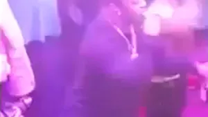 Busta Rhymes a căzut de pe scenă în timpul unui concert şi s-a rănit la cap - VIDEO