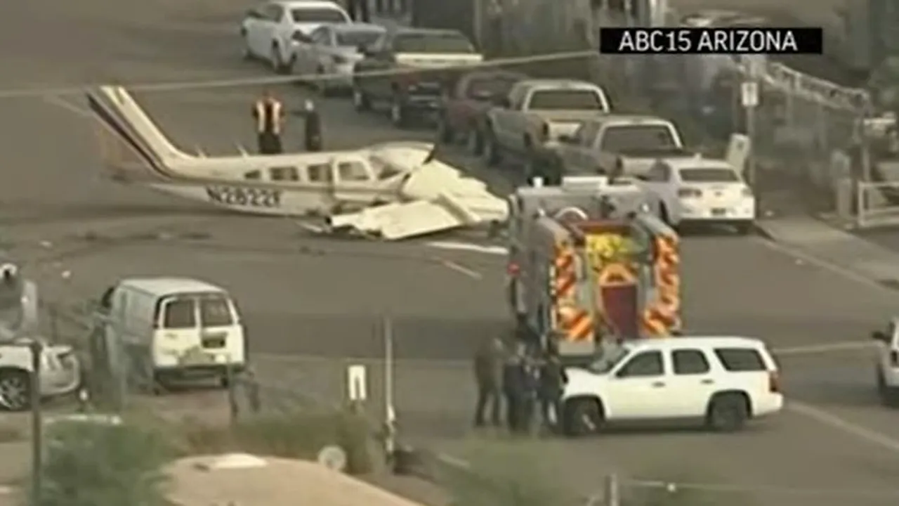 Un avion a aterizat forţat pe o stradă din SUA. Imaginile surprinse. VIDEO
