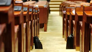 Conducerea Senatului decide ca independenţii să-şi piardă locurile din comisiile permanente