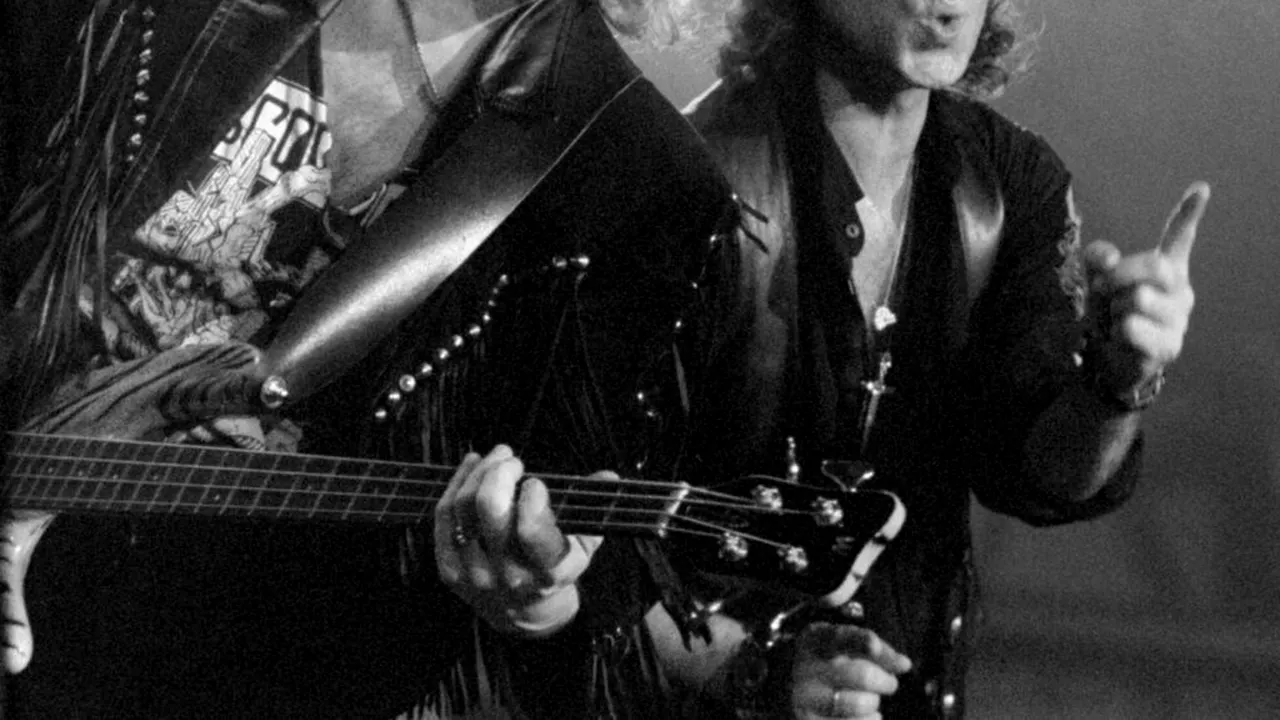 Chitaristul unei trupe de renume mondial a încetat din viață