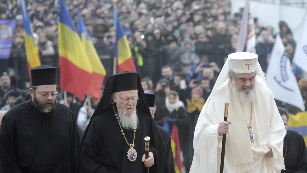 Sfinţirea Catedralei Mântuirii | Patriarhul Daniel: Catedrala are o capacitate de 5.000 de credincioşi/ Peste 100 de oameni au avut nevoie de îngrijiri medicale | FOTO, VIDEO