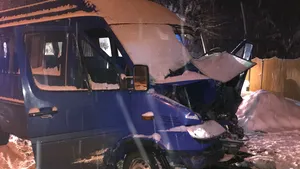 Şapte persoane, implicate într-un accident rutier în Dâmboviţa, între un microbuz şi un autobuz | FOTO