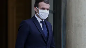 Un politician din Franţa avertizează că Emmanuel Macron riscă să fie demis din cauza crizei sociale
