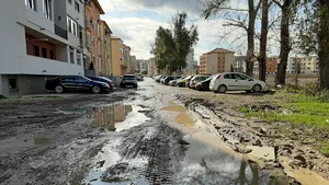 FOTO | Cartier de tineri din Constanţa, cu străzi mai rău ca la ţară. Locatar: Plătim taxe ca cei care stau în centru