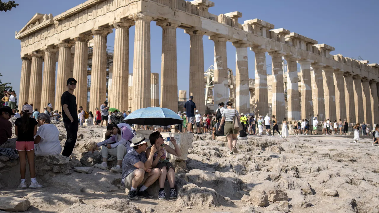 Canicula fierbe sudul Europei: Grecia, Italia şi Spania sunt răpuse de ,,Cerberus