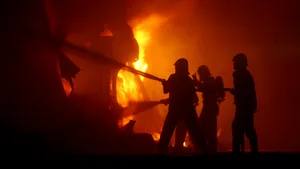 Incendiu puternic într-un bloc din Braşov. Pompierii evacuează locatarii