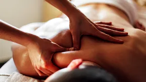 O femeie din Braşov, care oferea servicii de masaj erotic la domiciliu, a fost tâlhărită de unul dintre clienţi
