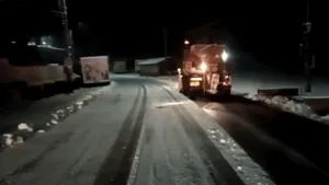 Intervenție a drumarilor în zonele montane, pentru curățarea carosabilului: Ninge la altitudini mari