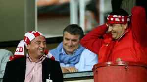 Oficialii dinamovişti încurajează echipa de la Tribuna 0