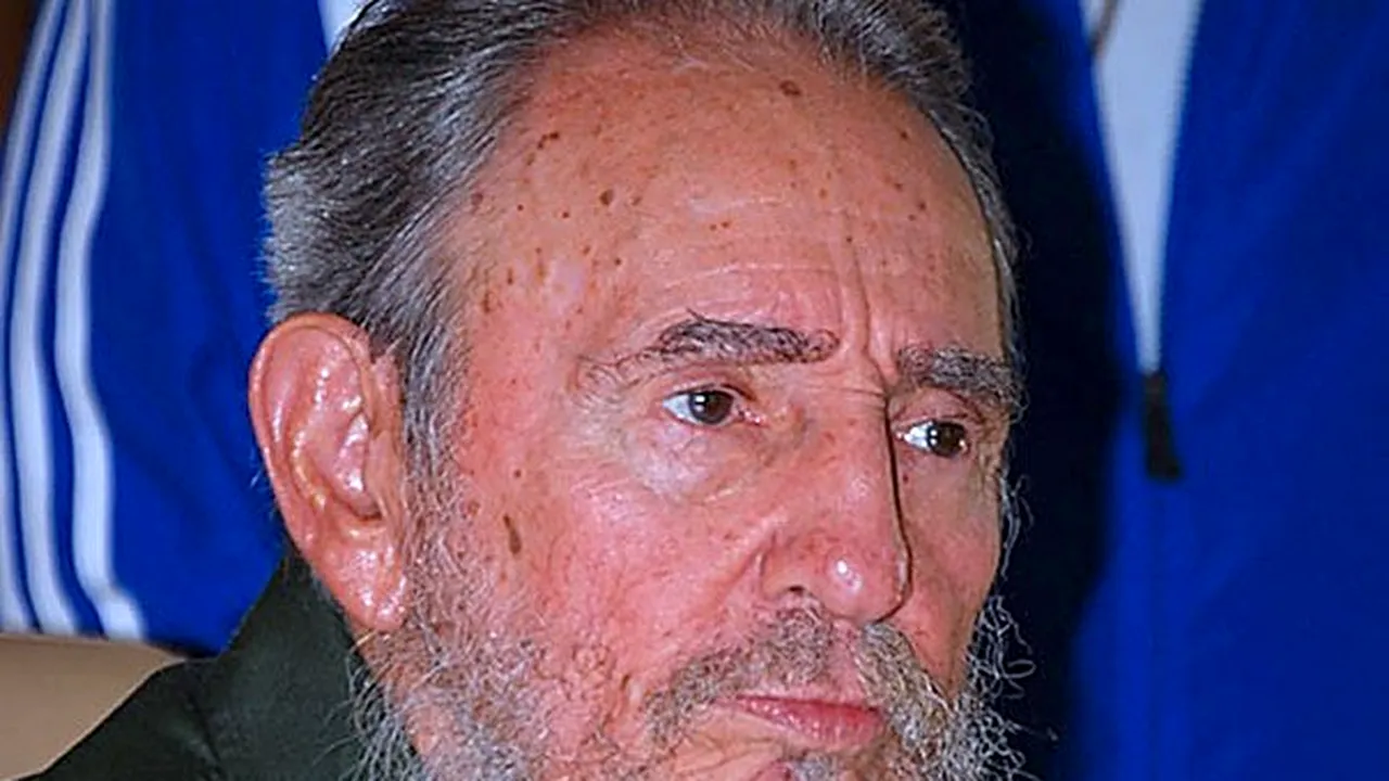Fidel Castro renunţă la conducerea Partidului Comunist Cubanez