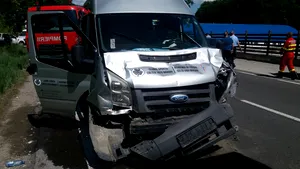 Microbuzul unui club sportiv, implicat într-un accident în Braşov. Doi copii sunt răniţi | FOTO