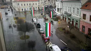 Ce se sărbătoreşte în Sfântu Gheorghe? Steaguri de Ziua Maghiarilor, arborate pe verticală, asemănătoare cu cele ale Italiei. UPDATE: Primăria a venit cu explicaţii