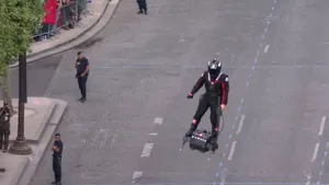 Emmanuel Macron laudă aparatul de zbor inovator folosit la parada militară de Ziua Naţională a Franţei | VIDEO