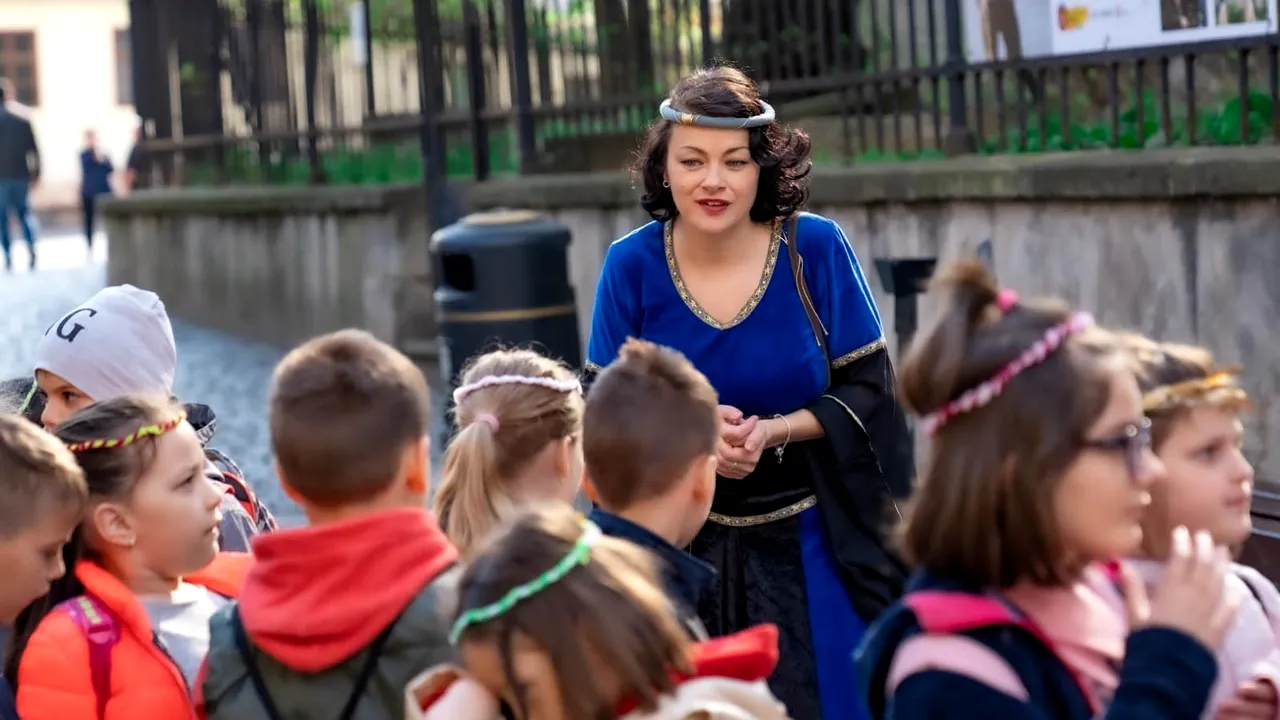 „Prinţesa” cu ochi albaştri care promovează judeţul Sibiu a lucrat în bancă şi a vândut ghilotine